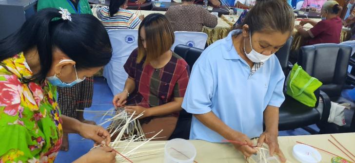 4. จัดกิจกรรมโครงการจ้างงาน จากผู้รับผลกระทบจากสถานการณ์โควิด 19 : โครงการอบรมสานตะกร้าส่งเสริมอาชีพชุมชน ตำบลนาโบสถ์ วันที่ 25 พฤศจิกายน 2563 ณ ห้องประชุมองค์การบริหารส่วนตำบลนาโบสถ์ อำเภอวังเจ้า จังหวัดตาก